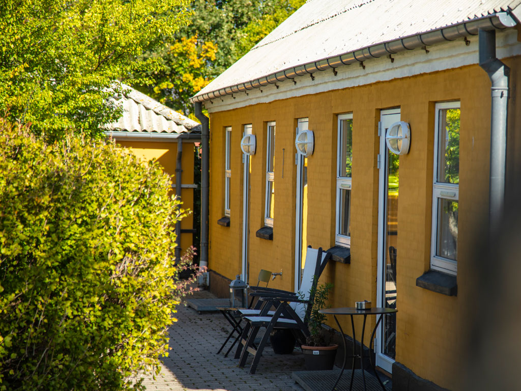 Ungehuset omgivet af grønne træer